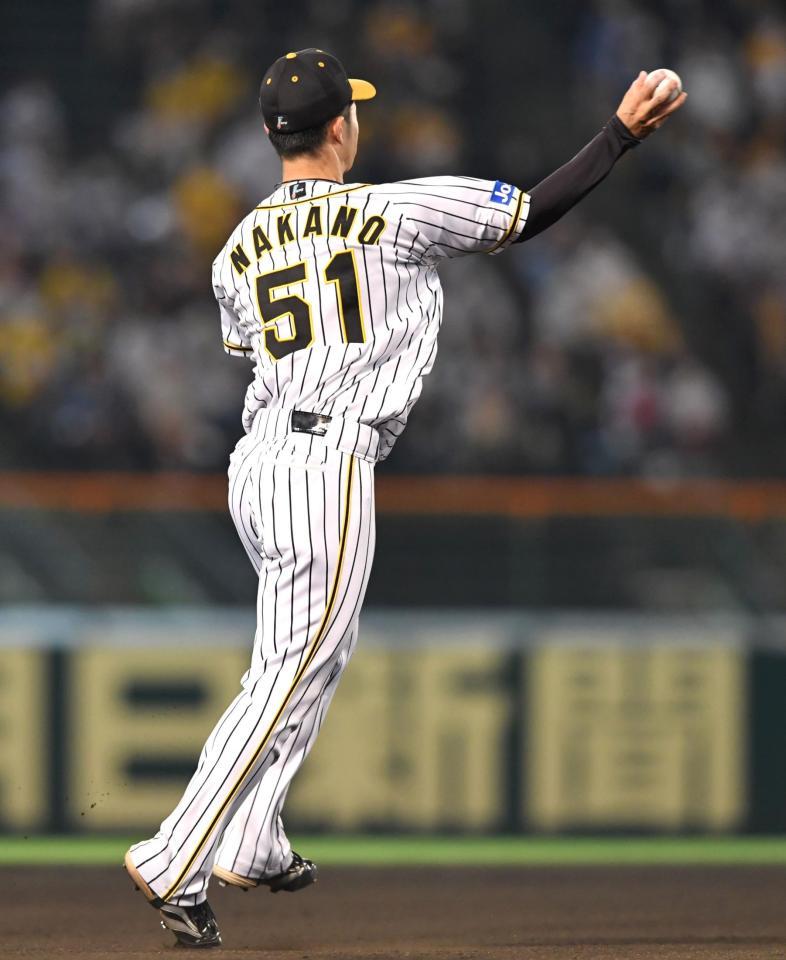 ８回、オリックス・杉本のゴロを処理したものの、二塁へ悪送球する阪神・中野＝甲子園（撮影・北村雅宏）