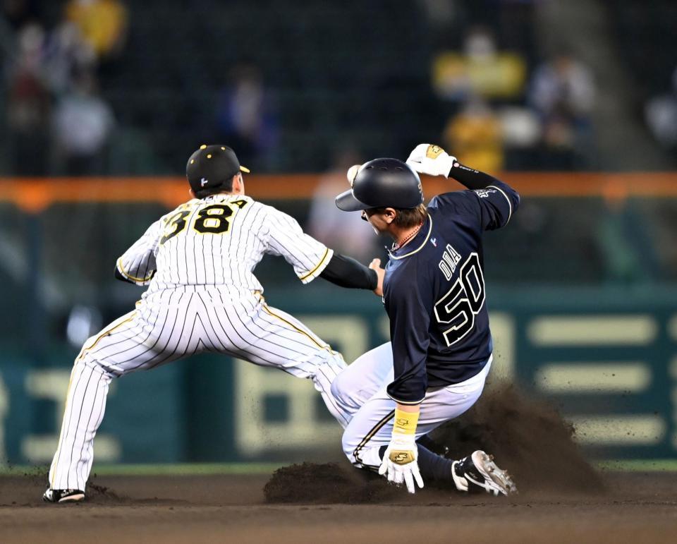 ８回オリックス１死一塁、阪神・中野拓夢からの送球がそれ、阪神・小幡竜平は捕球できず（走者オリックス・小田裕也）＝甲子園（撮影・山口登）