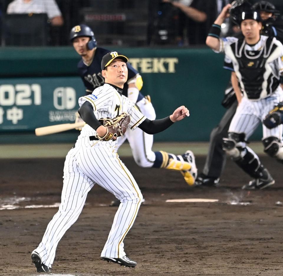 ８回、オリックス・安達に勝ち越しタイムリーを打たれる阪神・岩崎＝甲子園（撮影・飯室逸平）