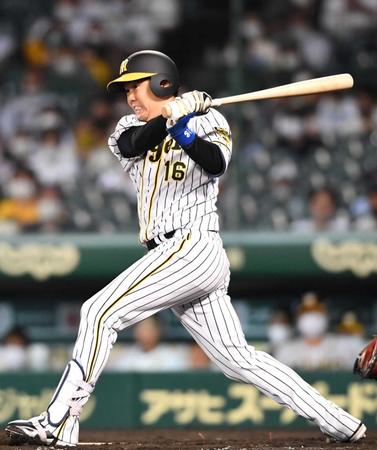 　５回、自ら適時二塁打を放つ西勇（撮影・北村雅宏）