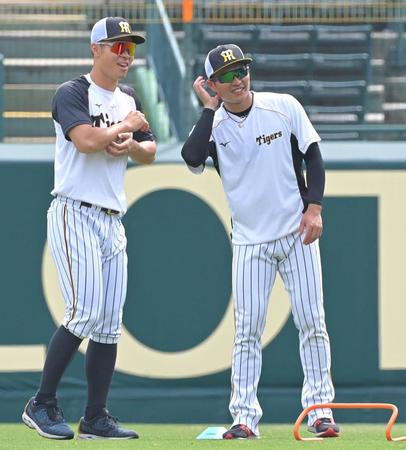 　試合前、佐藤輝（左）と談笑する北條（撮影・高部洋祐）