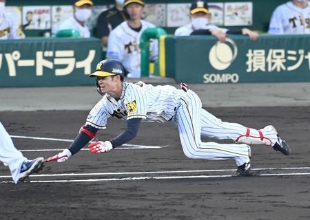 ３回、気迫のヘッドスライディングで内野安打となる中野（撮影・飯室逸平）