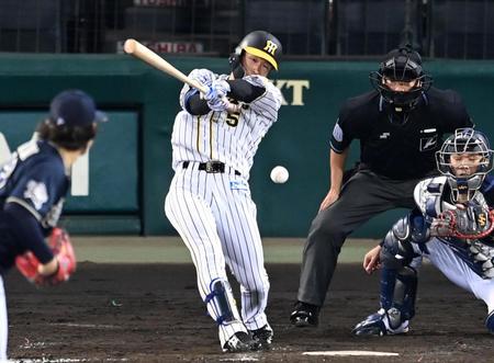 ５回、中前打を放つ近本（撮影・飯室逸平）