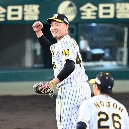 ４回、紅林を併殺に斬り、ガッツポーズの秋山（撮影・飯室逸平）