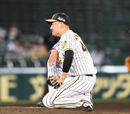 ６回、秋山は失点しマウンドで悔しそうな表情でひざを突く（撮影・山口登）
