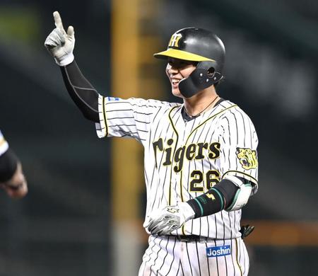 ５回、北條は適時打を放ち一塁上で笑顔を見せる（撮影・山口登）