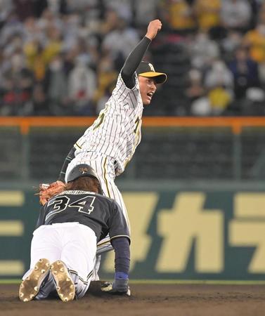 ７回、サンズの送球で二走・吉田正（手前）が帰塁できずアウトとなり、ガッツポーズする北條（撮影・高部洋祐）