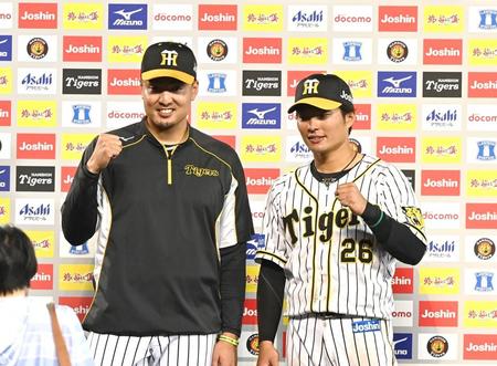 お立ち台でポーズを決める秋山（左）と北條（撮影・山口登）