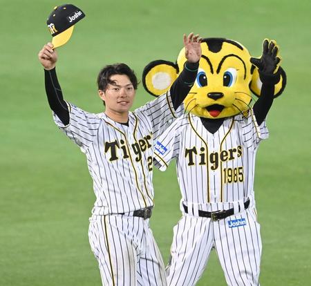 スタンドのファンに手を振る北條（撮影・飯室逸平）