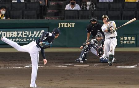 ６回、能見の前に空振り三振に倒れる梅野（撮影・飯室逸平）