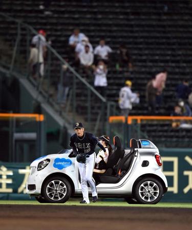 ６回、能見はリリーフカーから降りマウンドに向かう（撮影・山口登）