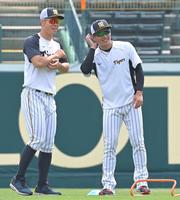 　試合前、佐藤輝（左）と談笑する北條（撮影・高部洋祐）