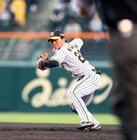 １回、北條は伏見の打球を好捕し一塁へ送球する（撮影・山口登）