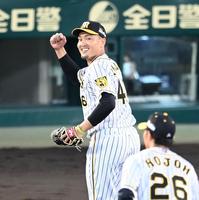 ４回、紅林を併殺に斬り、ガッツポーズの秋山（撮影・飯室逸平）