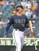 １回、三振に倒れ、悔しそうにベンチに戻る吉田正（撮影・高部洋祐）