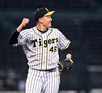 ４回、秋山は紅林を併殺に打ち取りガッツポーズ（撮影・山口登）