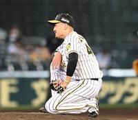 ６回、秋山は失点しマウンドで悔しそうな表情でひざを突く（撮影・山口登）