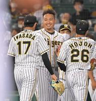 ６回を投げ終えた岩貞（左）を笑顔で迎える秋山（中央）＝撮影・高部洋祐