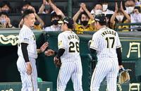 ６回、好リリーフの岩貞（１７）、北條を笑顔で迎える秋山（撮影・飯室逸平）