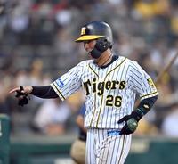 ３回、先制適時打を放った北條は笑顔でベンチに戻る（撮影・山口登）