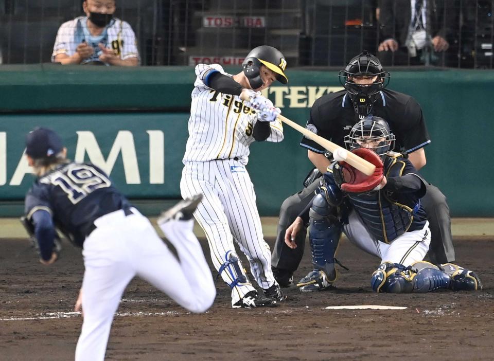 　５回、右前に同点打を放つ近本