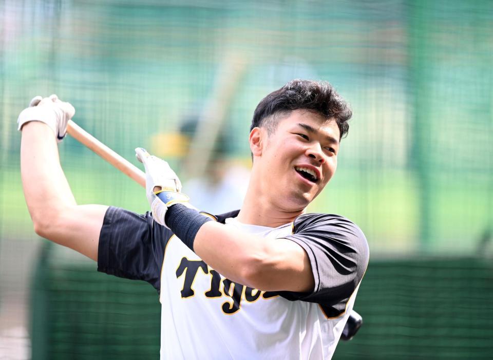 　トス打撃をする佐藤輝（撮影・山口登）