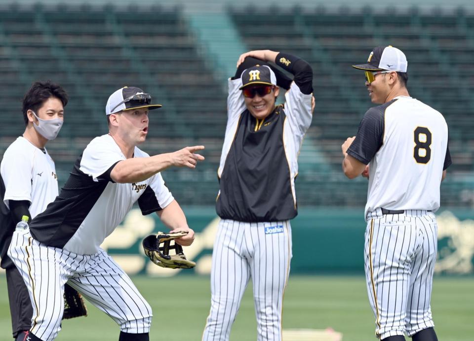 　サンズ（左）は大山、佐藤輝と談笑する（撮影・山口登）