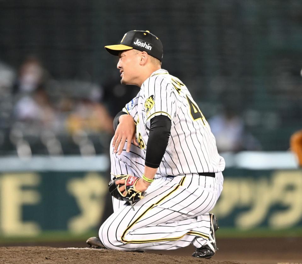 ６回、秋山は失点しマウンドで悔しそうな表情でひざを突く（撮影・山口登）