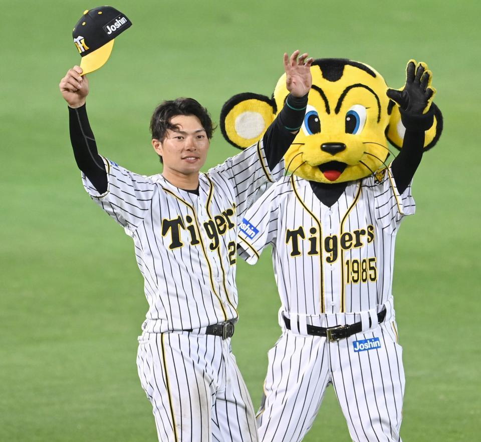 スタンドのファンに手を振る北條（撮影・飯室逸平）