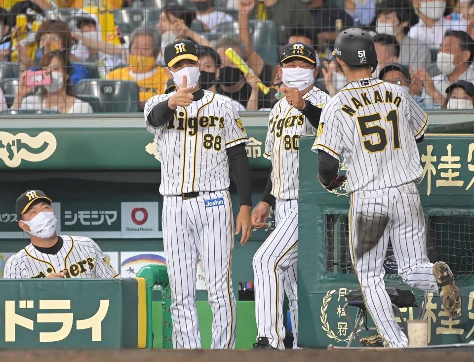 ５回、北條の適時打で生還した中野（５１）を笑顔で迎える矢野監督（左から２人目）＝撮影・高部洋祐