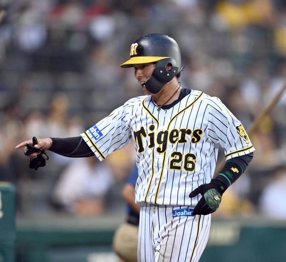 ３回、先制適時打を放った北條は笑顔でベンチに戻る（撮影・山口登）