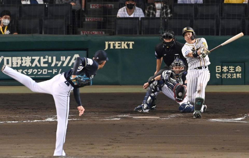 ６回、能見の前に空振り三振に倒れる梅野（撮影・飯室逸平）