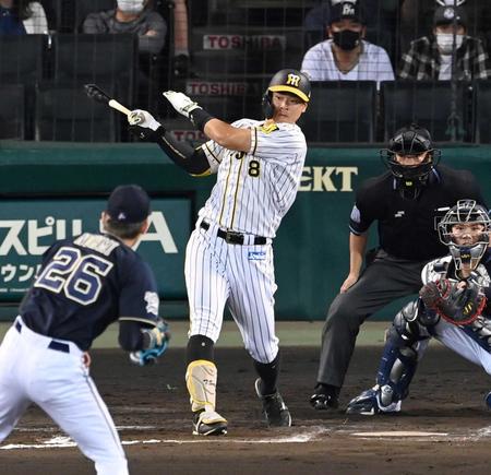 　６回、能見から右前打を放つ佐藤輝（撮影・飯室逸平）