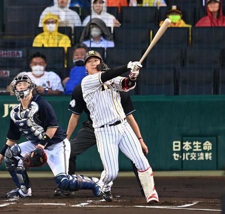 １回阪神、２死一塁、中越えに６号先制２ランを放つ阪神・大山＝甲子園（撮影・飯室逸平）