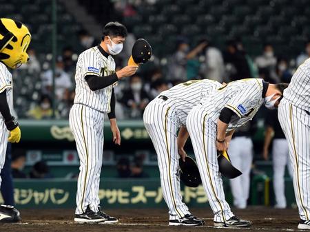 オリックスに敗れ、ファンに一礼する矢野監督（撮影・山口登）