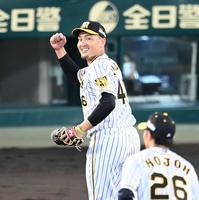 　４回、紅林を併殺に仕留め、ガッツポーズをする秋山（撮影・飯室逸平）