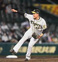 　先発し力投する秋山