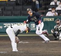 ８回、オリックス・紅林に勝ち越し２ランを浴び、ガックリうなだれる阪神・岩崎＝甲子園（撮影・飯室逸平）