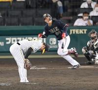 ８回、オリックス・紅林に勝ち越し２ランを浴び、ガックリうなだれる阪神・岩崎＝甲子園（撮影・飯室逸平）