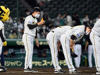 オリックスに敗れ、ファンに一礼する矢野監督（撮影・山口登）