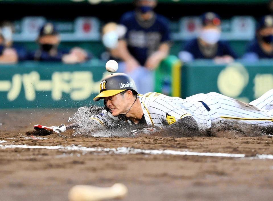 　３回、北條の適時打で二塁走者の中野は返球を頭に受けながらも先制のホームイン（撮影・山口登）