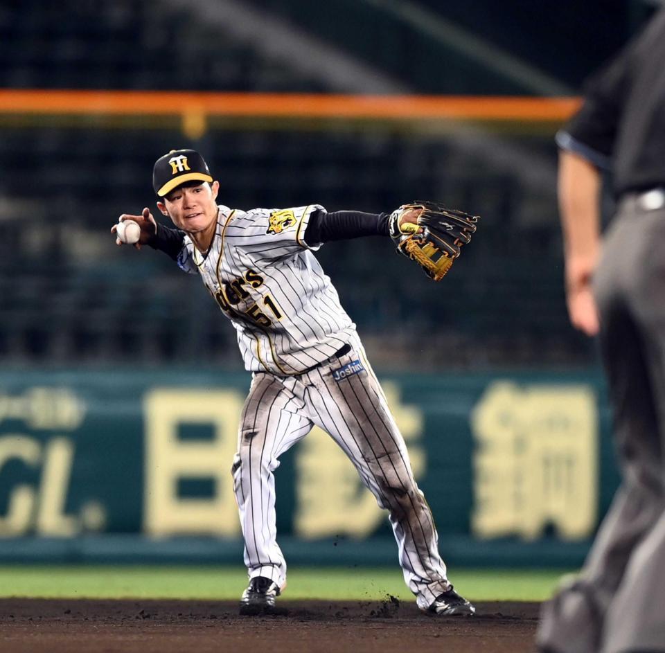 　６回、伏見の打球を捕球し二塁へ送球する中野