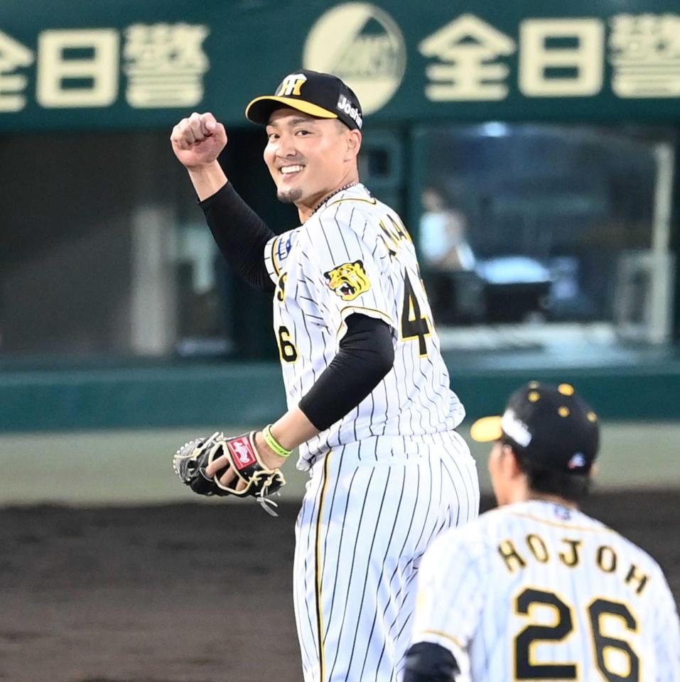 　４回、紅林を併殺に仕留め、ガッツポーズをする秋山（撮影・飯室逸平）