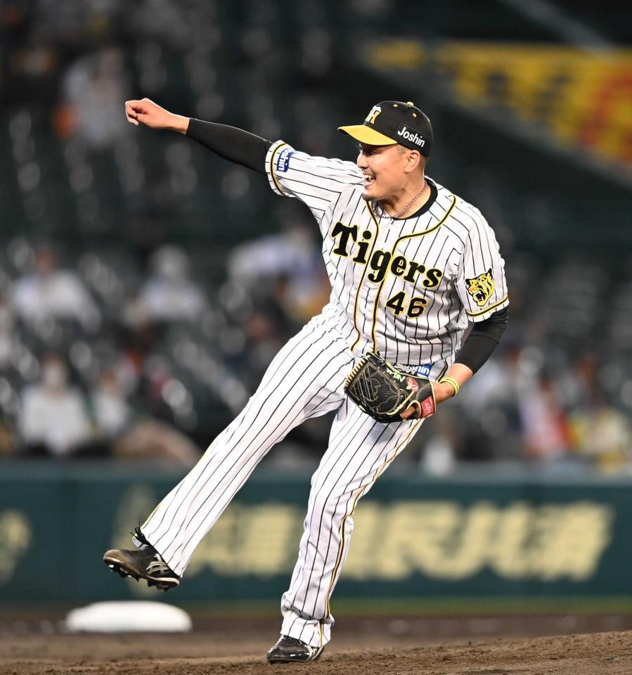 　先発し力投する秋山