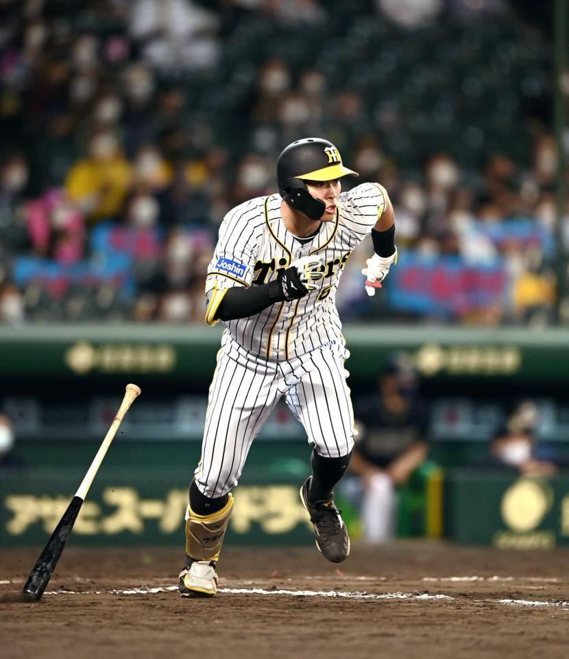 　８回、佐藤輝は右前打を放つ