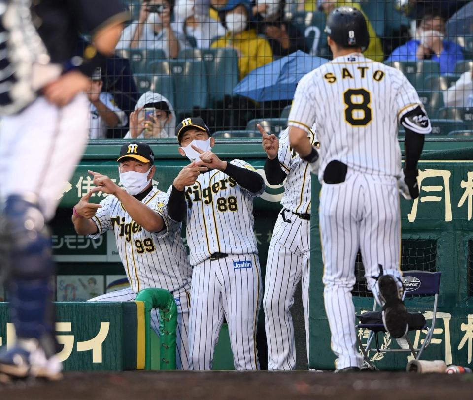 　２回、ソロを放った阪神・佐藤輝をＺポーズで迎える阪神・矢野監督＝甲子園（撮影・田中太一）