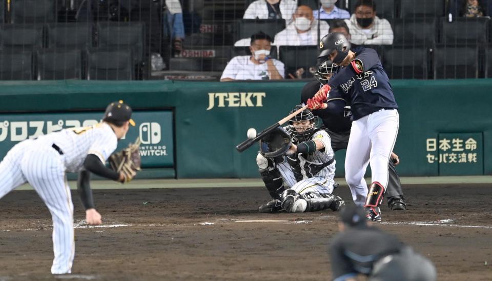 ８回、勝ち越し２ランを放つオリックス・紅林＝甲子園（撮影・飯室逸平）