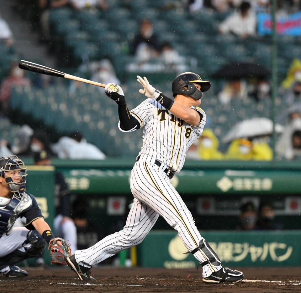 ２回阪神無死、阪神・佐藤輝は中越えにソロを放つ＝甲子園（撮影・山口登）