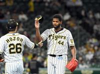 　７回、吉田正を打ち取り引き揚げるアルカンタラ