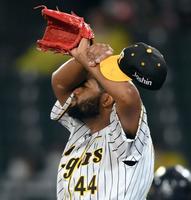 　５回、同点に追いつかれ悔しがるアルカンタラ